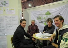 Tweede van links: Max van Tilburg, BD-melkveehouder van Nieuw Bromo, in de stand van De Natuurweide.