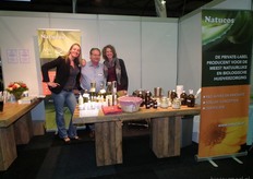 Hanneke Douma, Dick van Asch en Hanna Middeljans van Natucos. Natucos richt zich nu volledig op de productie van natuurcosmetica. Het eigen merk Harmonie is namelijk aan het begin van de zomer overgenomen door Frenchtop.