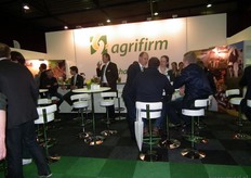 Meerdere gesprekken gaande in de stand Agrifirm.