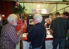 Peter Govers van bio-geitenboerderij Hansketien vertelt over de Violino, een Italiaanse delicatesse. Dit geitenvlees wordt in grotten gedroogd. Op de achtergrond geeft Ina Eleveld toelichting over de producten.