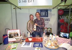Irene en Marije Bruins met de biologische melk van ERF 1, regiowinnaar in De Smaak van NL-verkiezing.