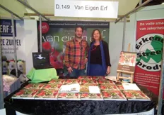 Ron van Gool en Iris van de Graaf informeerden de bezoekers over het biologisch boerenkookboek Van Eigen Erf.