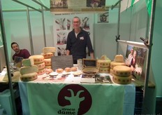 Harry van Wenum met de kazen van De Groote Stroe.