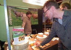 Peter van de Voort (zoon van Jan Dirk en Irene van de Voort) bemande de stand van Remeker Jersey Boerenkaas.