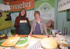 Maria Inckmann-van Gaalen van Biologische Kaasboerderij Noorderlicht en Wendela Griffioen-Bogerd van biologische educatie- en kaasboerderij De Groene Griffioen.