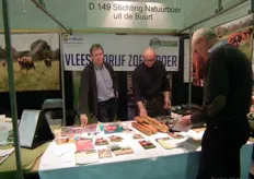 Links biologische rundveehouder Berrie Klein Swormink in de stand van Stichting Natuurboer uit de Buurt.