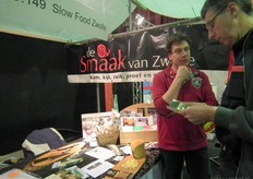 Harry Schonewille luistert naar een vraag van een bezoeker in de stand van Slow Food Zwolle.
