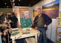 Jan-Kees Luijerink in gesprek in de stand van Het Blauwe Huis.