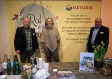 Paul Verweij, Petra van der Linden en Pieter Tent vragen in de stand van Natudis aandacht voor het project 'Red de rijke weide' van de Vogelbescherming.