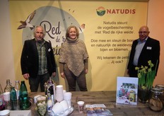 Paul Verweij, Petra van der Linden en Pieter Tent vragen in de stand van Natudis aandacht voor het project 'Red de rijke weide' van de Vogelbescherming.