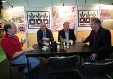 Geanimeerde gesprekken aan tafel bij Plantenkwekerij Jongerius: Bart Willems (Warmonderhof), Wim Huijgens, Thijs Koning en Herman Boon.