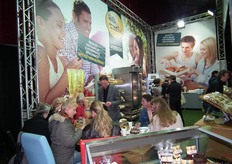 Bij Bakkerij Verbeek mochten de bezoekers het gewicht van een rozijnenkrentenbrood raden. Ook moest men het aantal krenten in het brood schatten. Hiermee konden de bezoekers 250 euro aan brood van Bakkerij Verbeek winnen. Robert Dokman (staand) geeft toelichting op de wedstrijd.