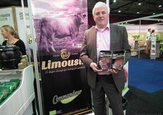 "Albert Roozendaal toont het 21 dagen gerijpt Limousin-vlees van Commandeur Ekovlees. "We laten dit vlees extra lang doorrijpen, wat het vlees nog malser maakt. In de verpakking wordt het vlees omsloten door skinpack, waardoor het langer houdbaar is."