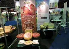 Uiteraard ontbrak ook de gerijpte Jerseykaas niet. Deze kaas wordt geproduceerd door de Mekkerstee in Ouddorp. De eigen kaas van De Mekkerstee ligt er naast.