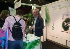 Volop kokoswater van Dr. Martins te proeven in de stand van Spring Water Company. Marc Bod schenkt nog wat kokoswater in.