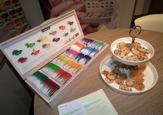 De nieuwe Piramide-sachets (12 theesoorten voor thuisgebruik en de horeca). Het nieuwe concept kan mooi gepresenteerd worden in deze luxe FSC-houten theekist.