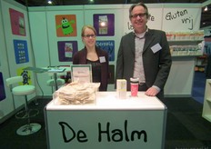 Danique van der Leest en Rob van der Berg met het nieuwe product van Graanpletterij De Halm: de Stop&go. Hiermee kan je vanaf nu ook eenvoudig onderweg van de muesli van De Halm genieten. Om het nog gemakkelijker te maken, komt De Halm binnenkort met 50 grams portieverpakkingen van nagenoeg alle muesli's en crunchy's uit het brede assortiment.