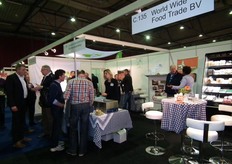 Genoeg te bespreken in de combi-stand van World Wide Food Trade, leveranciersvereniging Biomeerwaardekip en de Biologische Pluimveehouders Vereniging.