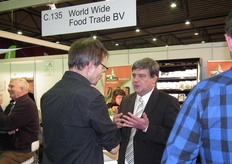 Max Vos vertelt over de Eko Puur-snacks in de stand van World Wide Food Trade.