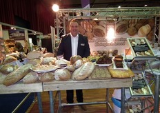 "Michael Fase met de bio-broden van Odenwald Organic Bakery. Nieuw is onder meer de tafelbol. Dit is bol van 200 of 400 gram die je klanten in de horeca zelf aan tafel kunt laten snijden. "Dat is echt de nieuwe trend, klanten willen zelf actief bezig zijn aan tafel."