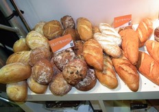 "Hij presenteerde onder meer deze glutenvrije broden. "Deze verse glutenvrije broodjes gaan we separaat verpakken, ze zijn al volledig afgebakken. De kans op kruisbestuiving met niet-glutenvrije broodjes is anders te groot", vertelt Michael."