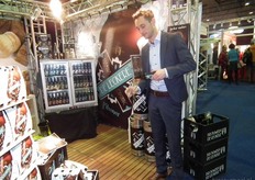 Niels Olij schenkt een pilsje in van De Leckere.