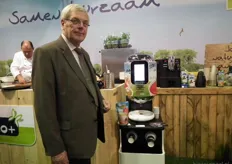 Walter Rompa van Four Seasons Food met de nieuwe soepautomaat van Bio+.