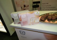 We zijn twee varianten: slagroomsoesjes met verse slagroom en slagroomsoesjes omhuld met chocolade.