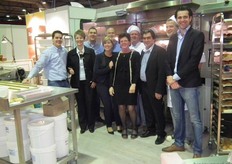 "Het beursteam van Bakkerij Van der Westen - Zonnemaire. Gerrie van der Westen (derde van links) gaf aan dat Freekie een aparte vermelding verdient. Bij deze: "Met 'ie' achter zijn naam past Freek Jacobs perfect in onze bakkersfamilie."