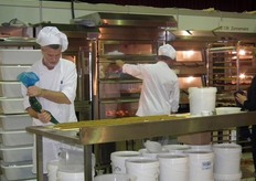 Zonnemaire had de halve bakkerij meegenomen. In de stand werd de hele dag door allerlei brood vers gebakken.