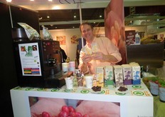 Jeroen Kruft met chocolade van Amigos International in de stand van De Nieuwe Band. Zoals elk jaar gaf De Nieuwe Band diverse vaste leveranciers de kans om hun producten in de stand te presenteren.