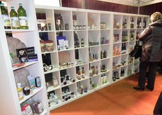 De nieuwe producten stonden in deze kasten uitgestald.