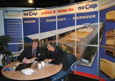 Martin Broers van Necap pallets & kisten in gesprek met Jean Paul Courtens.
