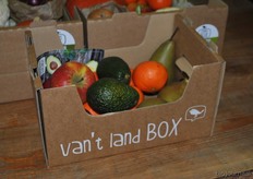 Op de stand van De Zaai-ster, de van't land box: Wekelijks een nieuw pakket biologische groenten of fruit, met een recept en het verhaal van de teler en van het land.