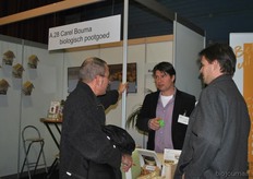 Carel Bouma in gesprek op de stand.