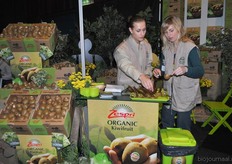 Veerle De Taeye (rechts), nieuw bij Zespri als Marketing Manager Benelux samen met het promotiemeisje Tamara Bot (links).