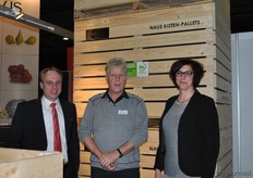 Sjaak Dudink (midden) met zijn team van FHG Naus Kisten.