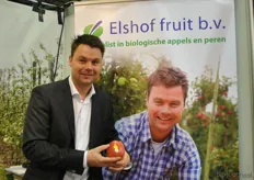 Robert Elshof met zijn beursprimeur de biologische lola appel.
