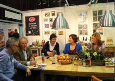 Estafette Odin had een gezellige huiskamersfeer gecreëerd. Links zit Bavo van den Idsert(directeur Bionext) te praten met Koos Bakker, directeur van Estafette Odin.