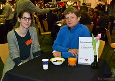 Loes van Loenen van Stichting Grondbeheer en Gaveshi Reus, een van de pachters van grondbeheer