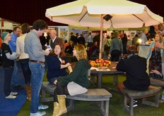 Studenten van de Warmonderhof in gesprek met bezoekers