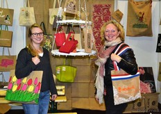 Aukje Prinsen en Desirée Rasenberg van Pure Jute. Desirée 'showt' de Holland Promotion tas