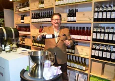 Robert Handjes van The Green Wine Company laat de bezoekers Naturae wijn proeven zonder toegevoegde sulfiet