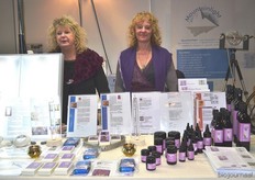 Liesbeth Bleeke en Marianne Cardinaal van Violet Green bij hun energetische producten en bioresonantie generators die oa helpen tegen straling