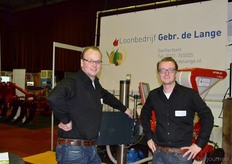 Edwin en Wilmar de Lange van Loonbedrijf Gebr. de Lande bij de pompoenzaaier. Deze kan in 4kants verband pompoenen zaaien