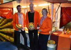 Tim Moerman, Jos Pelgron en Marga Mooren van de Loverendale. Zij presenteerden de nieuwe vruchtensap met keuze uit vlierbloesem-, appel- of perensmaak