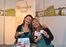 Rachel Dalebout en Connie Wilson van K.A. Havelaar & Zn. komen even wat lekkers proeven in de stand van Weerribben Zuivel