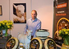 Piet den Hertog bij de geitenkazen van De Mèkkerstee. De Mèkkerstee eindigde op de tweede plaats in de verkiezing van de Ekoland Innovatieprijs.