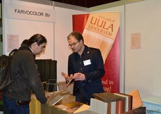 Wygor Smits in gesprek met een bezoeker. Farvocolor is importeur van ecologische verf op natuurlijke basis