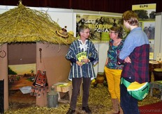Henk Kloen van de ELPG in gesprek. De ELPG had ook dit jaar weer een mooie voorstelling van Ghana gemaakt